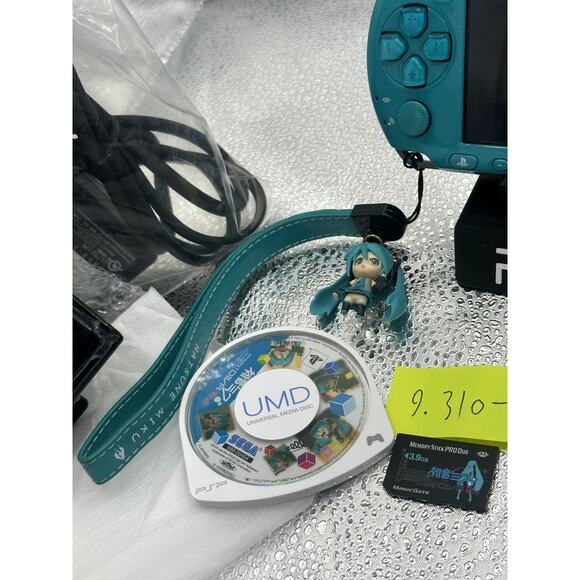Psp 3000 project diva 2nd w/accessories & new battery pack - Picture 8 of 9